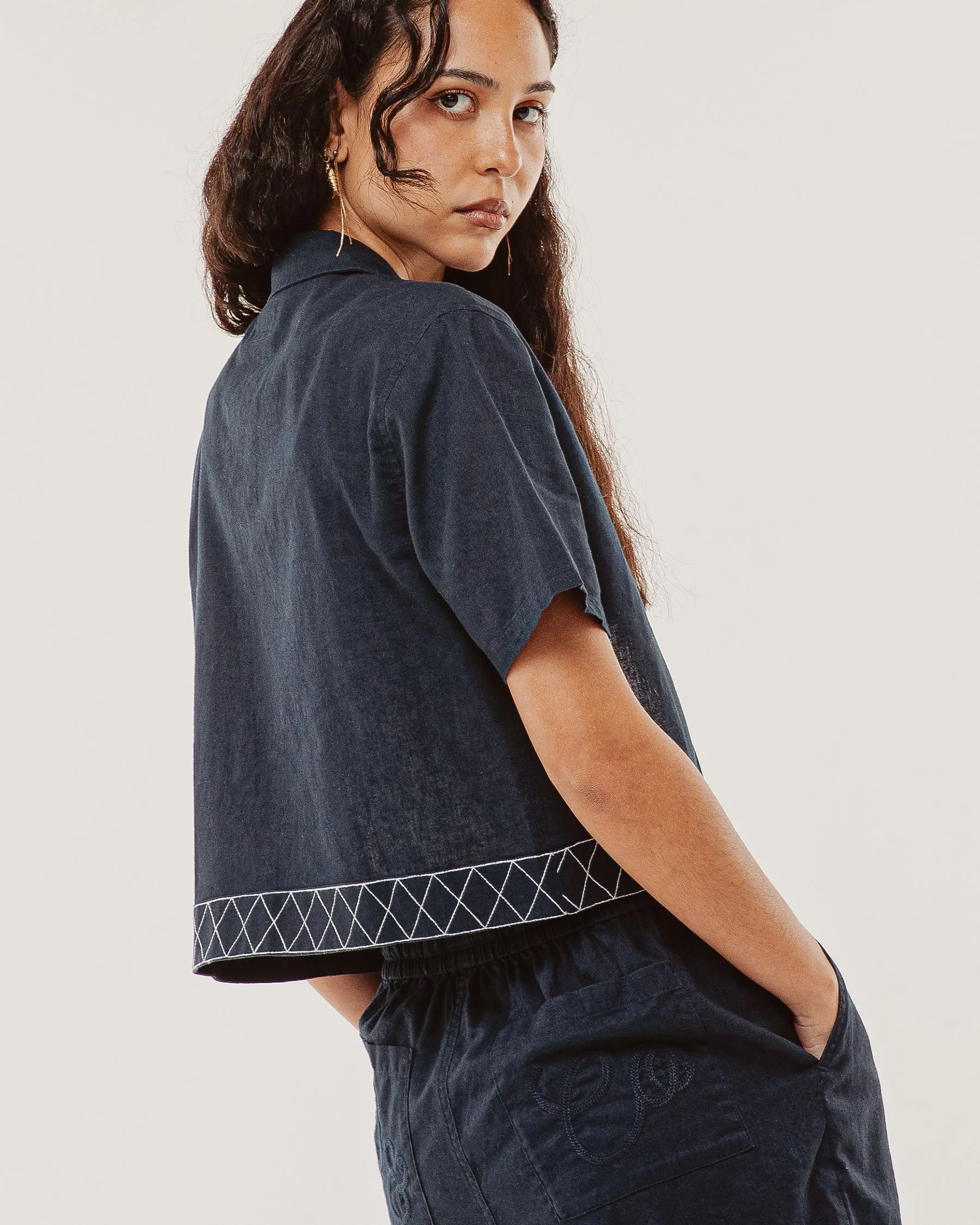 Lottie Cropped Linen Shirt - Navy - Image 7